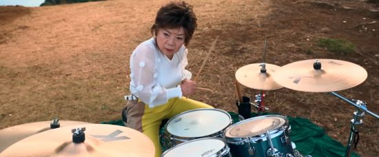 본인의 자작곡 '챠바록'을 연주하는 쿠라타씨. 챠바바 유튜브.