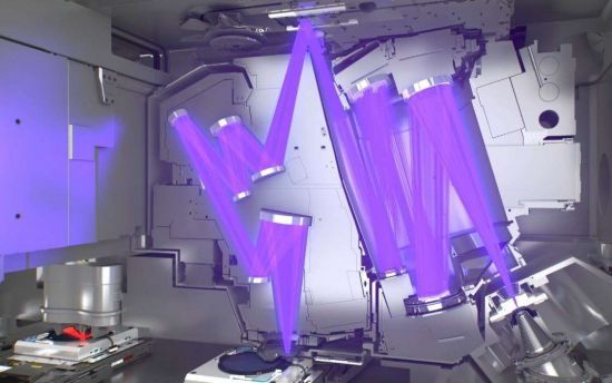 극자외선 빛을 손실 없이 반사시키는 자이스 거울. ASML