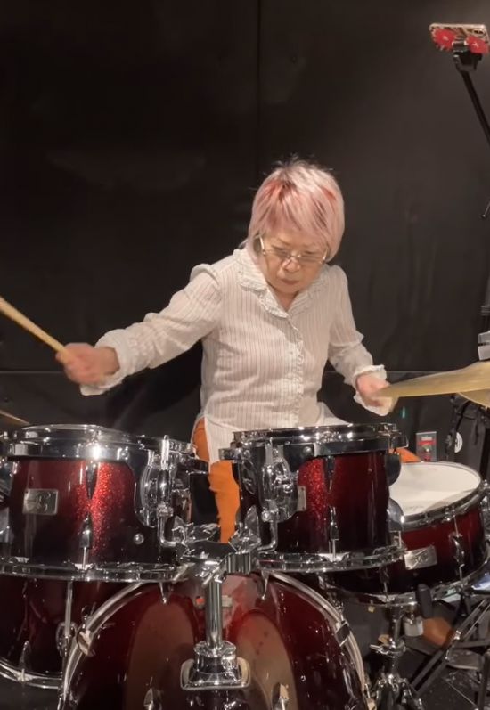 드럼 연주 중인 쿠라타씨. 쿠라타 와카코 인스타그램.