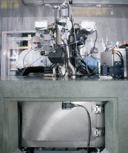 RLE20 엔코더를 실험하는 영국 정밀기기 제조업체 레니쇼의 엔지니어들. 레니쇼