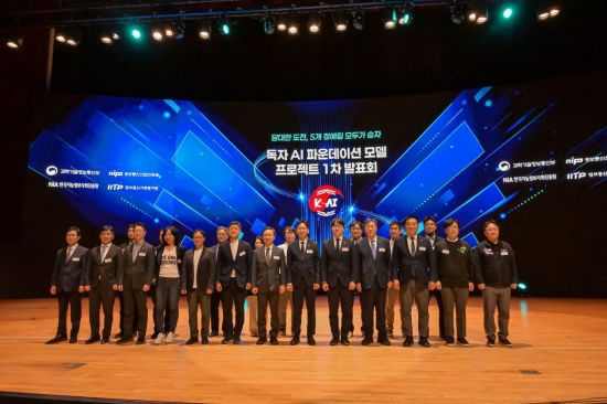 배경훈 부총리 겸 과학기술정보통신부 장관이 30일 오후 서울 강남구 코엑스에서 열린 '독자 AI 파운데이션 모델 프로젝트 1차 발표회' 에서 기념촬영을 하고 있다. 앞줄 왼쪽부터 양재수 한국데이터산업진흥원장, 김유원 네이버클라우드 대표, 홍진배 정보통신기획평가원장, 이연수 NC AI 대표, 김성훈 업스테이지 대표, 정재헌 SK텔레콤 대표, 임문영 국가인공지능전략위원회 부위원장, 배경훈 부총리, 하정우 AI미래기획수석, 박윤규 정보통신산업진흥원장, 황종성 한국지능정보사회진흥원장,성낙호 네이버클라우드 전무, 최정규 LG AI연구원 상무. 사진제공=과학기술정보통신부