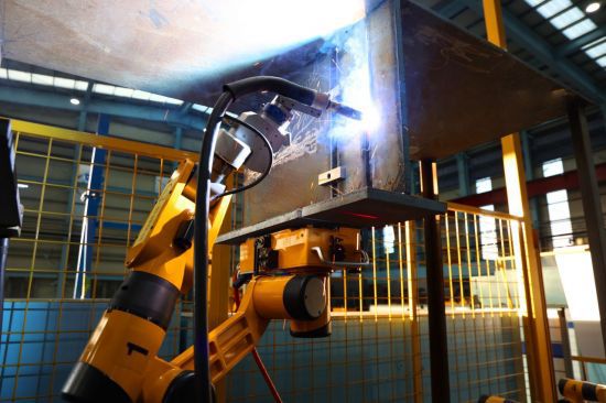 경남 거제시 한화오션 조선소 탑재 공정에서 사용되는 용접 로봇 모습. 한화오션