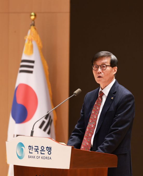 이창용 한국은행 총재가 2일 서울 중구 한은에서 열린 시무식에서 신년사를 발표하고 있다. 한국은행