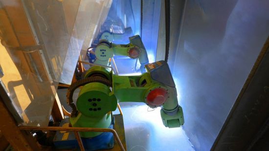 경남 거제시 한화오션 조선소에서 블록 용접 로봇 '단디(Dandi)'가 작동되고 있다. 한화오션은 이외에도 협소한 구역에서 선박 판을 접합하기 위해 소형 로봇 '캐디(Caddy)'와 '인디(Indy)', '론디(Rondi)' 등을 적용하고 있다. 한화오션