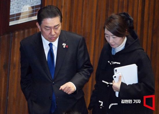 김병기 전 더불어민주당 원내대표(왼쪽)와 강선우 민주당 의원이 지난해 12월 24일 국회 본회의에 출석해 대화하고 있다. 김현민 기자