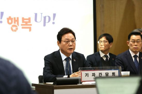 박완수 경남도지사가 2026년 신년기자간담회에서 기자들의 질문에 답하고 있다. 이세령 기자
