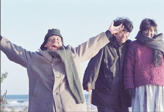 배우 안성기(왼쪽)가 출연한 영화 '고래사냥'의 한 장면. 연합뉴스