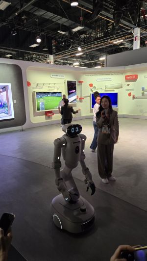 CES 2026 개막을 하루 앞둔 5일(현지시간) 미국 라스베이거스 컨벤션센터 센트럴홀 LG전자 전시관에서 AI 홈로봇 ‘LG 클로이드’가 관람객을 안내하고 있다. 박소연 기자