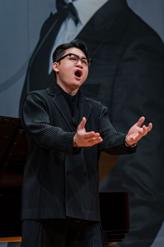 2026 금호아트홀 상주음악가로 활동하는 바리톤 김태한이 6일 금호아트홀 연세에서 코른골트 오페라 '죽음의 도시' 중 '나의 열망, 나의 집념'을 열창하고 있다.   [사진 제공= 금호문화재단]