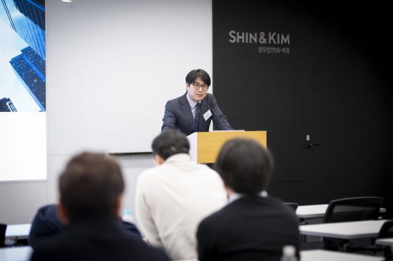 6일 오후 서울 종로구 법무법인 세종에서 열린 '노란봉투법 시행령 및 지침 해설 세미나'에서 양주열 파트너 변호사가 강연하는 모습. 법무법인 세종