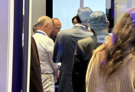 정의선 현대자동차그룹 회장이 세계 최대 전자·IT 전시회 'CES 2026' 개막일인 6일(현지시간) 미국 라스베이거스 컨벤션센터(LVCC) 퀄컴 부스에서 아카시 팔키왈라 퀄컴 최고운영책임자(COO)와 면담하고 있다. 전영주 기자