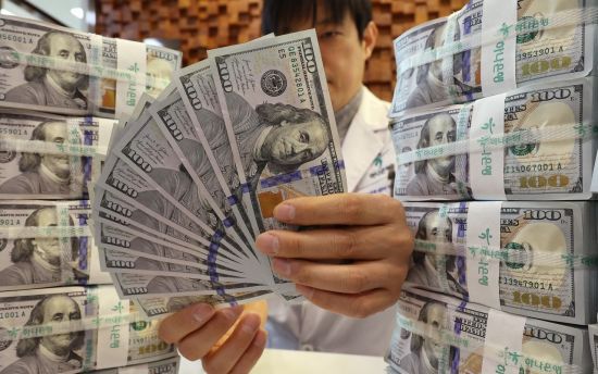 서울 중구 하나은행 위변조대응센터에서 직원이 달러화를 정리하고 있다. 연합뉴스