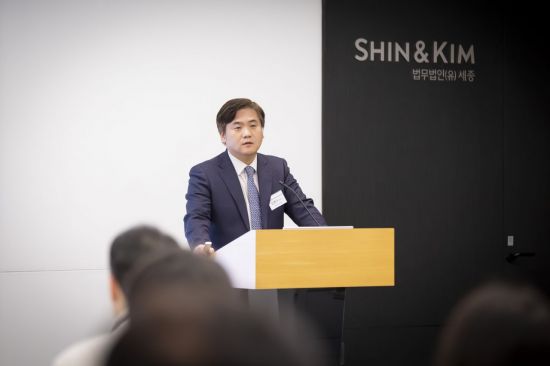 6일 오후 서울 종로구 법무법인 세종에서 열린 '노란봉투법 시행령 및 지침 해설 세미나'에서 김종수 파트너 변호사가 강연하는 모습. 법무법인 세종