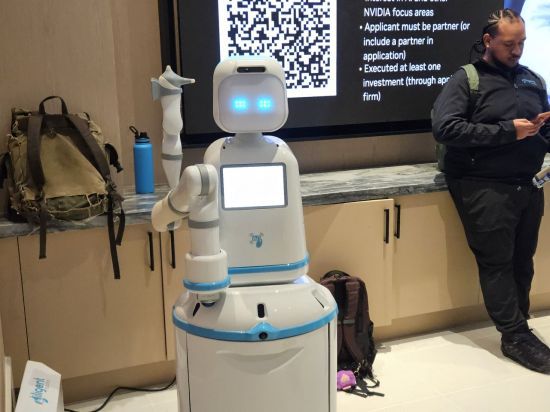 6일(현지시간) ‘CES 2026’가 열리는 퐁텐블루 호텔 내 엔비디아 쇼케이스 장소에 배달로봇인 ‘딜리전트(Dilligent)’가 관람객들의 입장을 돕고 있다. 박준이 기자.