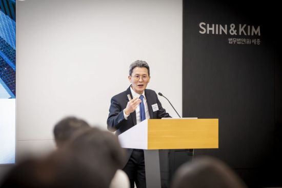 6일 오후 서울 종로구 법무법인 세종에서 열린 '노란봉투법 시행령 및 지침 해설 세미나'에서 조찬영 파트너 변호사가 강연하는 모습. 법무법인 세종