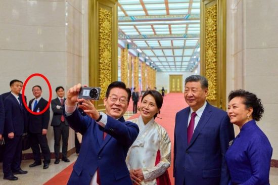 한중 정상 '셀카' 뒤 포착된 류진쑹 중국 외교부 아시아 국장. 이재명 대통령 엑스