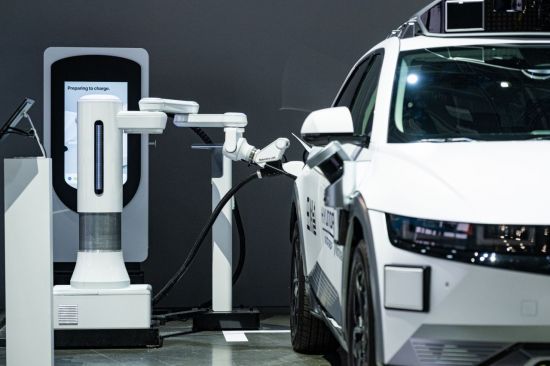 전기차 자동 충전 로봇 활용한 아이오닉 5 로보택시 충전을 시연하는 모습. 현대차그룹 제공