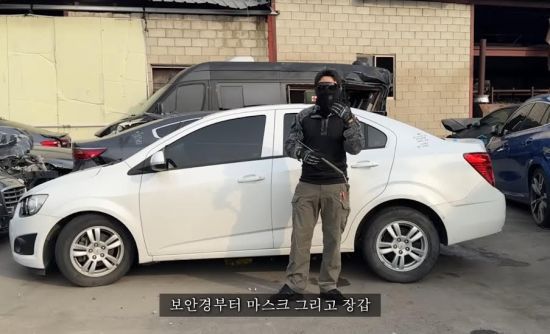 김재현 랫택 대표가 삼단봉 테스트 콘텐츠 촬영을 위해 보호장구를 착용한 모습. 카페24 제공