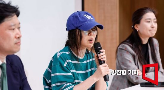 하이브와 경영권 분쟁 당시 기자회견에 나선 민희진 전 어도어 대표가 입은 캐주얼한 티셔츠와 모자 또한 화제 속에 완판된 바 있다. 강진형 기자