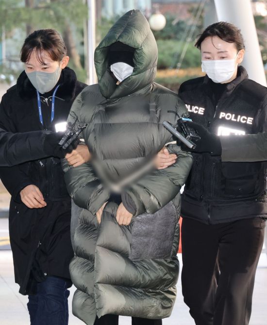 마약 혐의로 구속 전 피의자 심문에 출석한 남양유업 창업주 외손녀 황하나 씨가 입은 카키색 롱패딩은 고가 명품 브랜드 릭 오웬스 제품으로 알려지며 온라인 커뮤니티를 중심으로 빠르게 퍼졌다. 연합뉴스