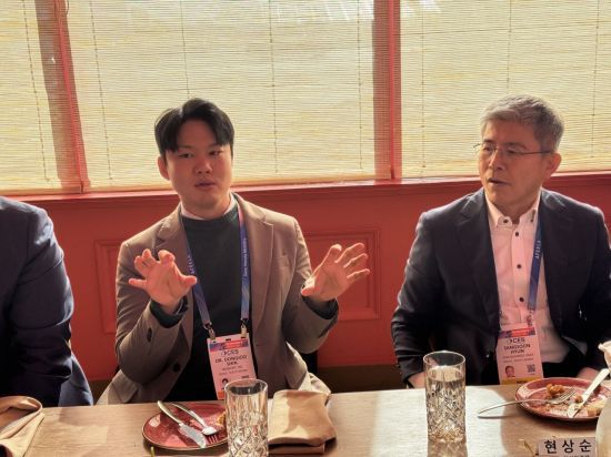 신동주 모빌린트 대표(왼쪽)가 CES 2026 현장에서 열린 과기정통부와 혁신 기업과의 간담회에서 발언하고 있다. 사진=백종민 테크스페셜리스트
