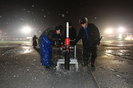 축제 관계자들이 10일 새벽 영하의 추위 속에서도 얼음판 위에 수천 개의 구멍을 뚫으며 본격적인 낚시 채비에 나서고 있다. 화천군 제공