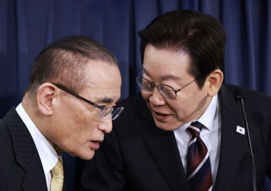 이재명 대통령과 위성락 국가안보실장. 연합뉴스