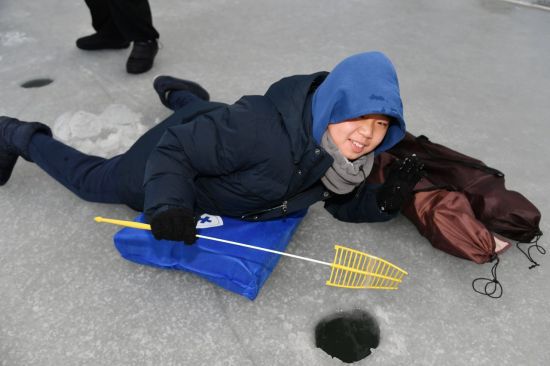 10일 개막한 2026 화천산천어축제 현장을 찾은 한 어린이가 낚시를 하고 있다. 화천군 제공