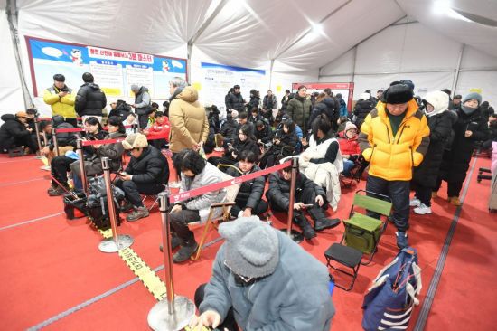 화천산천어축제를 즐기려는 시민들이 10일 새벽 낚시 현장 매표소에서 대기하고 있다. 화천군 제공