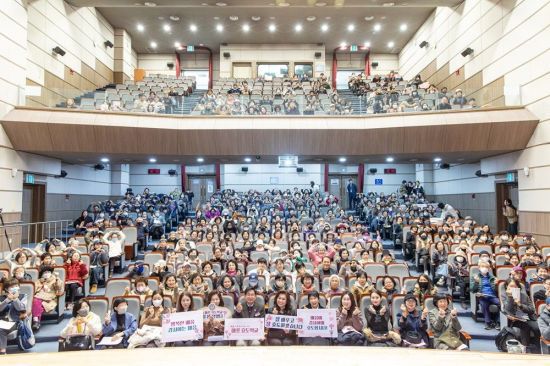 지난해 11월 마포구청 대강당에서 열린 마포 효도학교 5기 효 소통 클래스. 마포구 제공.