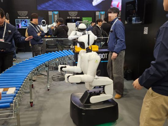엄윤설 에이로봇 대표가 지난 6일(현지시간) 미국 라스베이거스 CES 2026 컨벤션센터(LVCC) 노스홀  'K-얼라이언스 맥스'의 휴머노이드 얼라이언스 공동관에서 에이로봇의 앨리스 M1이 공장에서 물건을 옮기는 모습을 시연하고 있다. 박준이 기자.