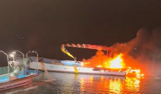 전남 장흥군 노력도 인근 해상에 장기 계류 중이던 어선에서 화재가 발생했다. 완도해양경찰서 제공