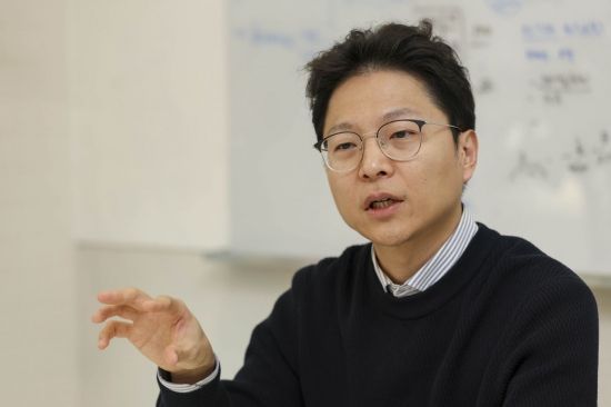 김주영 하이퍼엑셀 대표가 3일 서울 서초구 하이퍼엑셀에서 인터뷰 하고 있다. 강진형 기자