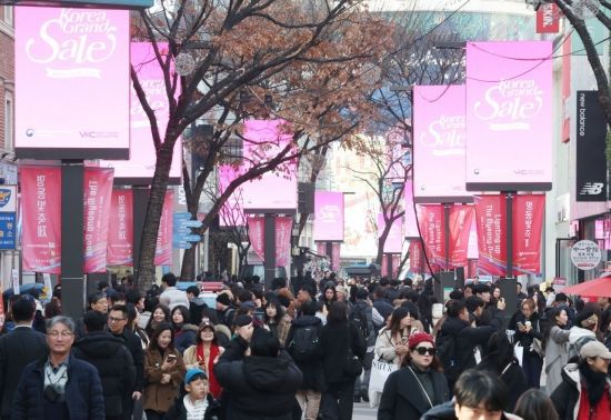 2026코리아그랜드세일이 시작된 17일 서울 중구 명동거리에 세워진 전광판에 홍보 영상이 송출되고 있다. 아시아경제DB