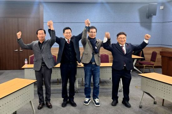 최병헌 전 경남교육청 교육정책국장(가장 왼쪽부터), 김영곤 전 교육부 차관보, 김상권 전 경남교육청 교육국장, 권순기 전 경상국립대 총장이 보수·중도 경남교육감 후보 단일화 1차 경선을 통과했다. 보수·중도 경남교육감 후보 단일화 연대 제공