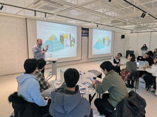 캘리포니아주립대 샌마코스(CSUSM) 앨런 스타일즈(Alan Styles) 교수가 국제 연구성과를 발표하고 있다.