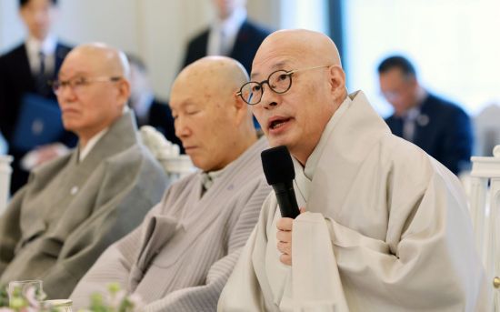 한국종교지도자협의회 공동의장인 대한불교조계종 총무원장 진우스님이 12일 청와대에서 열린 이재명 대통령 초청 종교지도자 오찬간담회에서 발언하고 있다. 연합뉴스