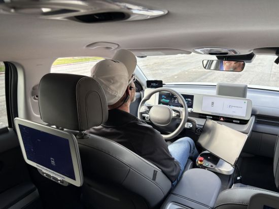 지난 8일(현지시간) 현대자동차그룹 모셔널 로보택시는 인간 감독관의 운전 없이 미국 라스베이거스 시내를 주행하고 있다. 전영주 기자