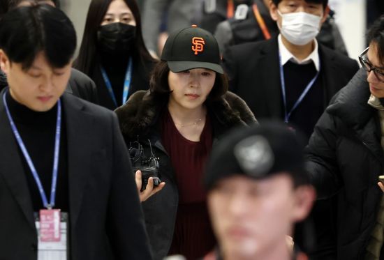 11일 인천국제공항 1터미널을 통해 입국하고 있는 김경 서울시의원. 연합뉴스