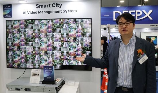 김녹원 딥엑스 대표가 아시아경제와 인터뷰 도중 현대차 도심형 스마트 관제 시스템을 소개하고 있다. 윤동주 기자