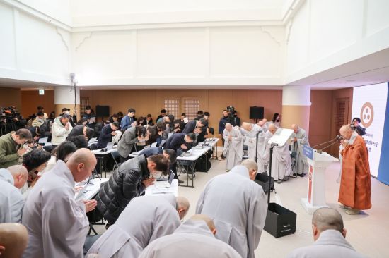 14일 서울 종로구 한국불교역사문화기념관에서 열린 신년 기자회견에서 참석자들이 서로 인사하고 있다. 대한불교조계종 제공