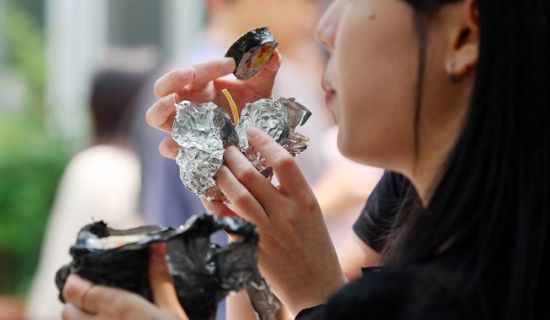 서울 강남구 한 주민센터 앞에서 점심을 김밥으로 해결하고 있는 시민 모습. 기사의 이해를 돕기 위한 사진으로 본문과 직접적 연관 없음. 연합뉴스