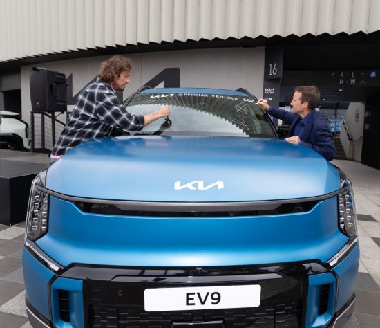 대회 공식 차량 중 EV9에 사인하고 있는 러시아 테니스 레전드 마라트 사핀과 호주 경마 레전드이자 기아 호주법인 앰버서더 데이미언 올리버. 기아 제공