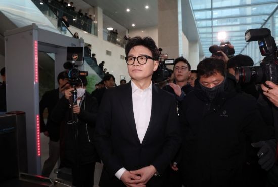 한동훈 전 국민의힘 대표가 14일 국회 소통관에서 당 윤리위원회가 본인을 제명 결정한 것과 관련해 입장을 밝힌 뒤 회견장을 떠나고 있다. 2026.1.14 김현민 기자