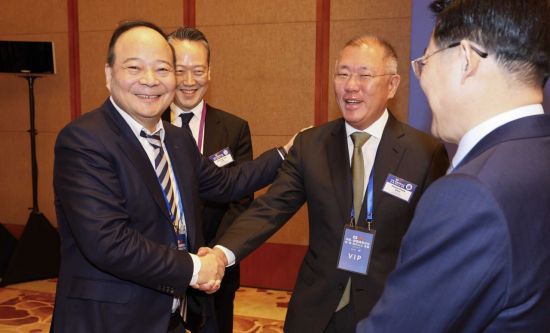 정의선 현대자동차그룹 회장이 5일 중국 베이징 조어대에서 열린 한중 비즈니스포럼에서 쩡위췬 CATL 회장과 대화하고 있다. 연합뉴스