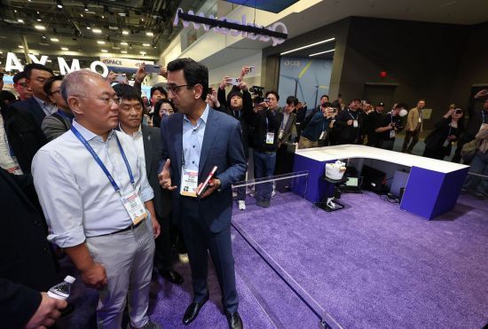 정의선 현대자동차그룹 회장이 6일(현지시간) 미국 라스베이거스 컨벤션센터(LVCC) 퀄컴 부스를 둘러보고 있다. 연합뉴스