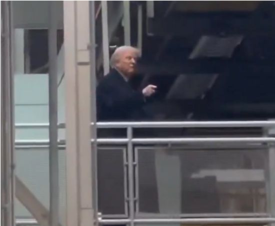 야유가 나온 방향으로 삿대질을 하는 도널드 트럼프 미국 대통령의 모습. 엑스