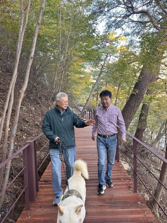 왼쪽부터 문재인 전 대통령, 김한수 전 배재대 부총장(사진=김한수 제공)