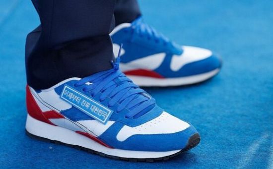 이 대통령은 지난해 5월 대선후보 출정식에서도 파란색과 빨간색이 섞인 리복 운동화를 착용해 화제가 됐었다. 운동화에는 "이제부터 진짜 대한민국"이라는 문구가 붙어 있다. 연합뉴스