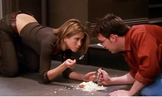 미국 인기 시트콤 프렌즈에서  레이첼과 챈들러가 바닥에 떨어진 치즈케이크를 포크로 주워먹고 있다. 프렌즈 공식 유튜브.